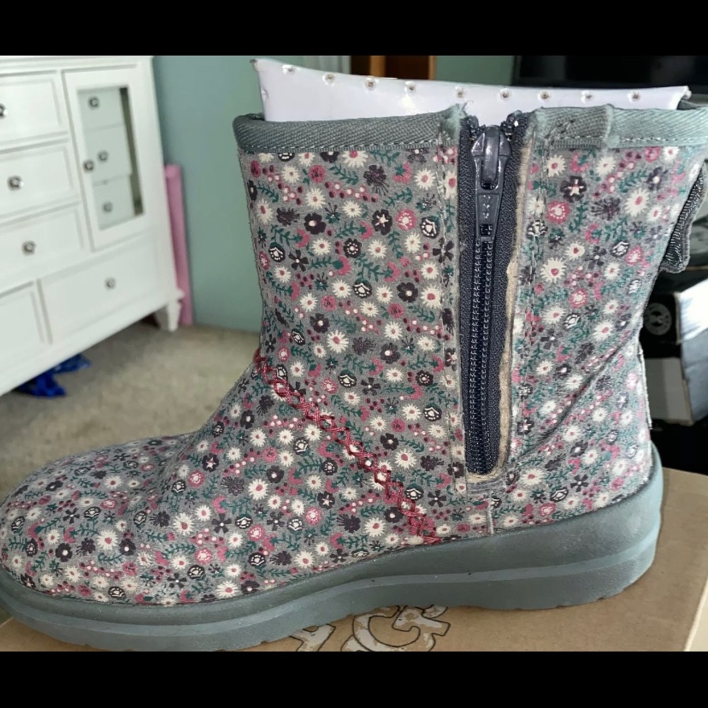 I Love Ugg  boots size 7 New In Box Kisses Mini With Circle Flowers And Side Zip - Picture 3 of 5